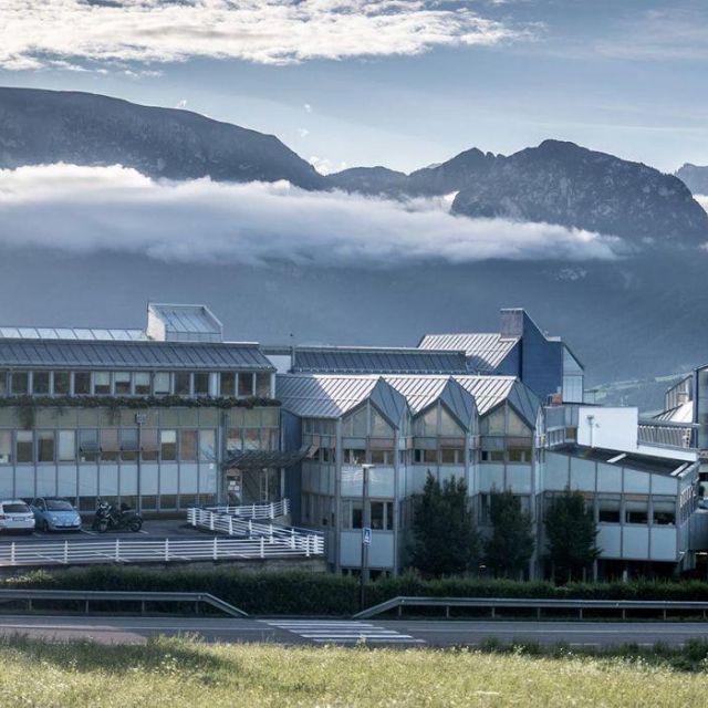 Finstral Firmensitz Header